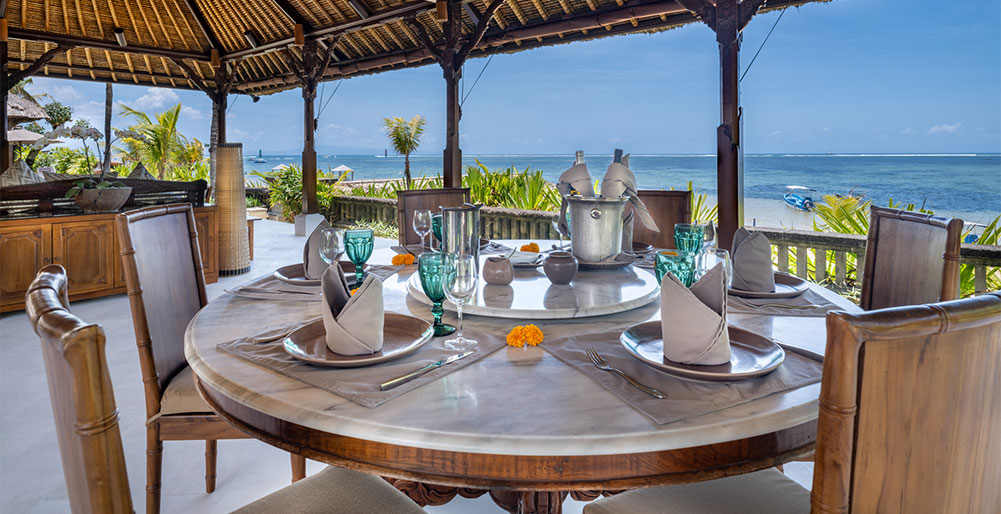Villa Cemara - Outdoor dining and sea view